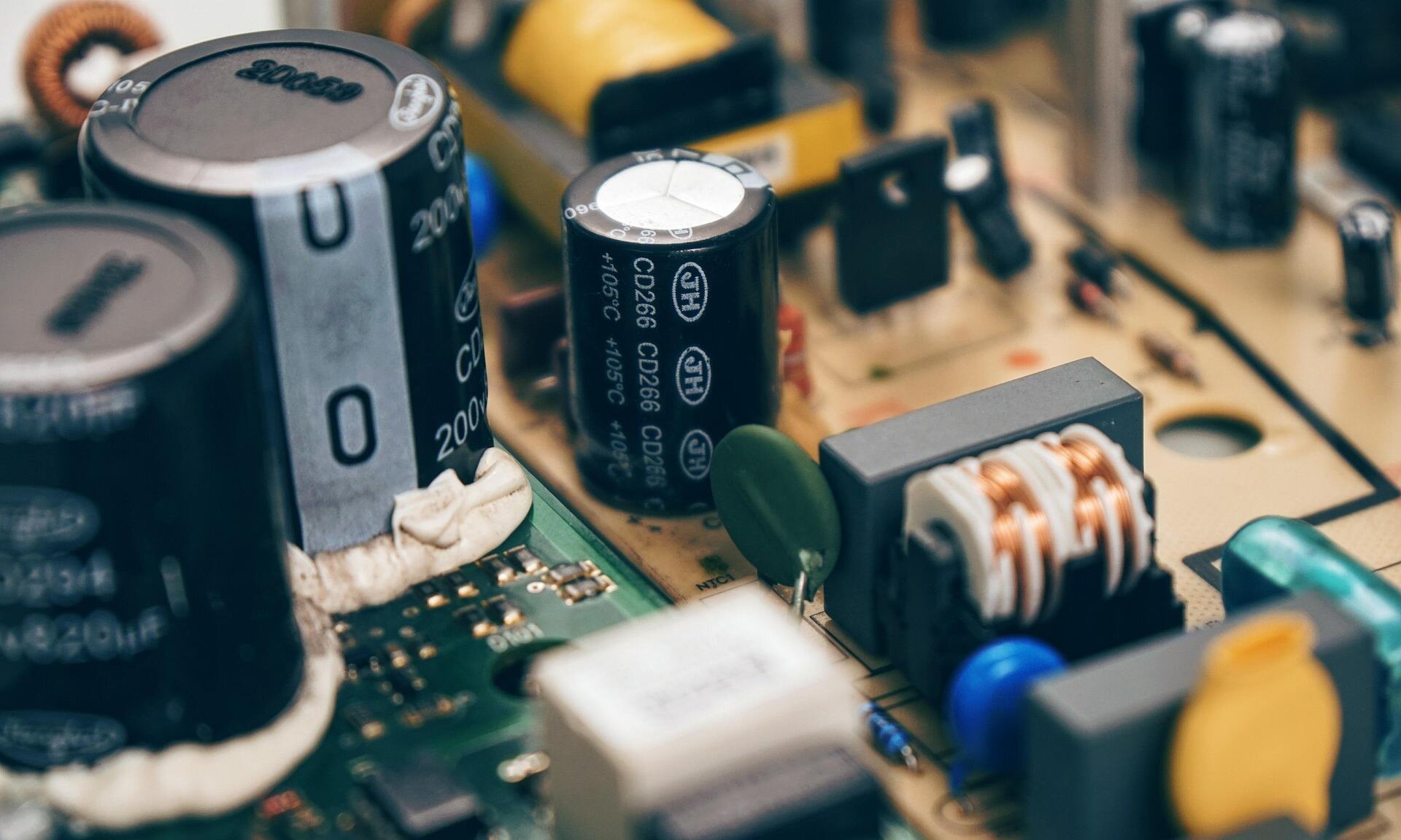 Ewolucja kondensatorów elektrolitycznych w nowoczesnym projektowaniu