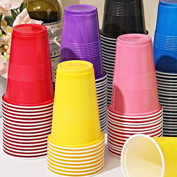 Découvrez nos gobelets en plastique colorés de haute qualité