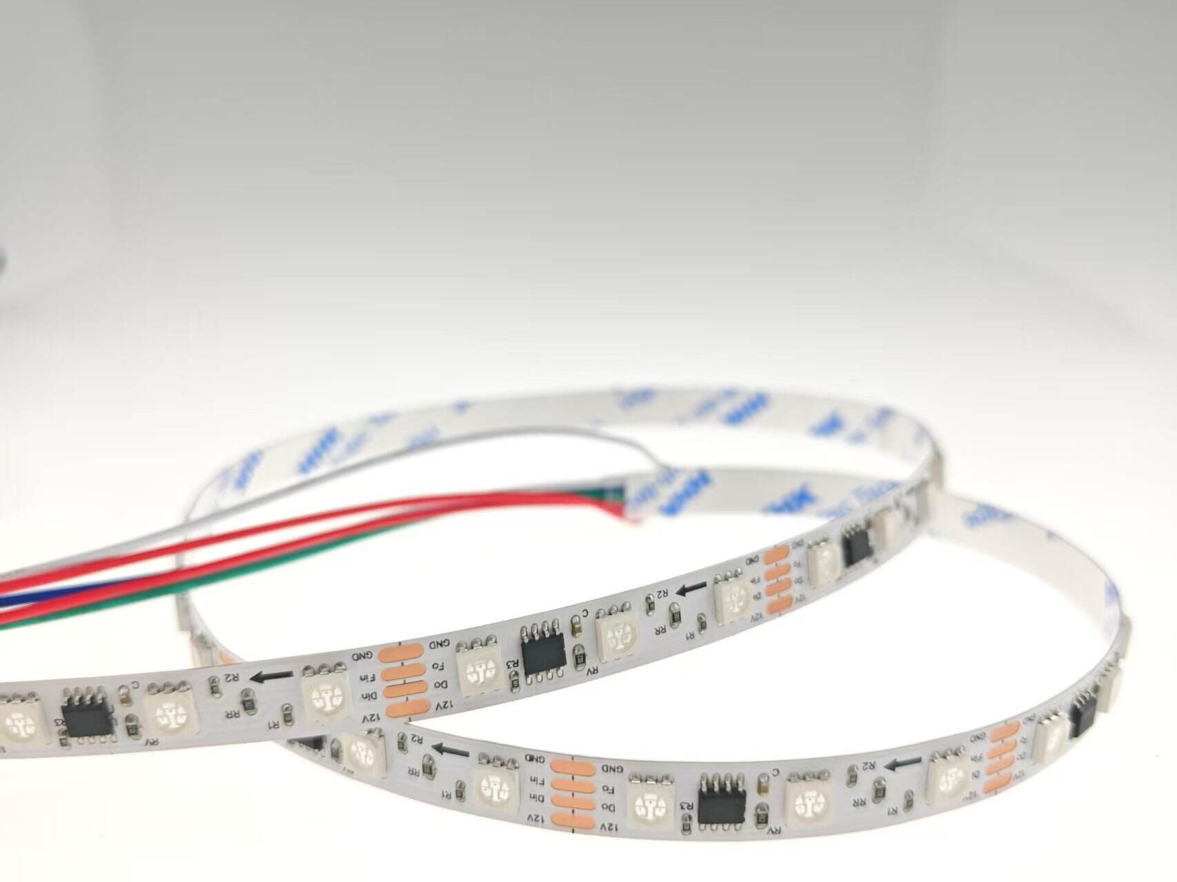 Fortschrittliche Farbtechnologie und Anpassung