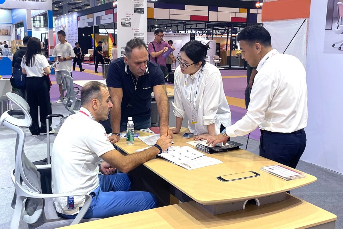 Xiangshi Breaks Office Furniture Homogeneity with Innovative Design at Shanghai Furniture Fair