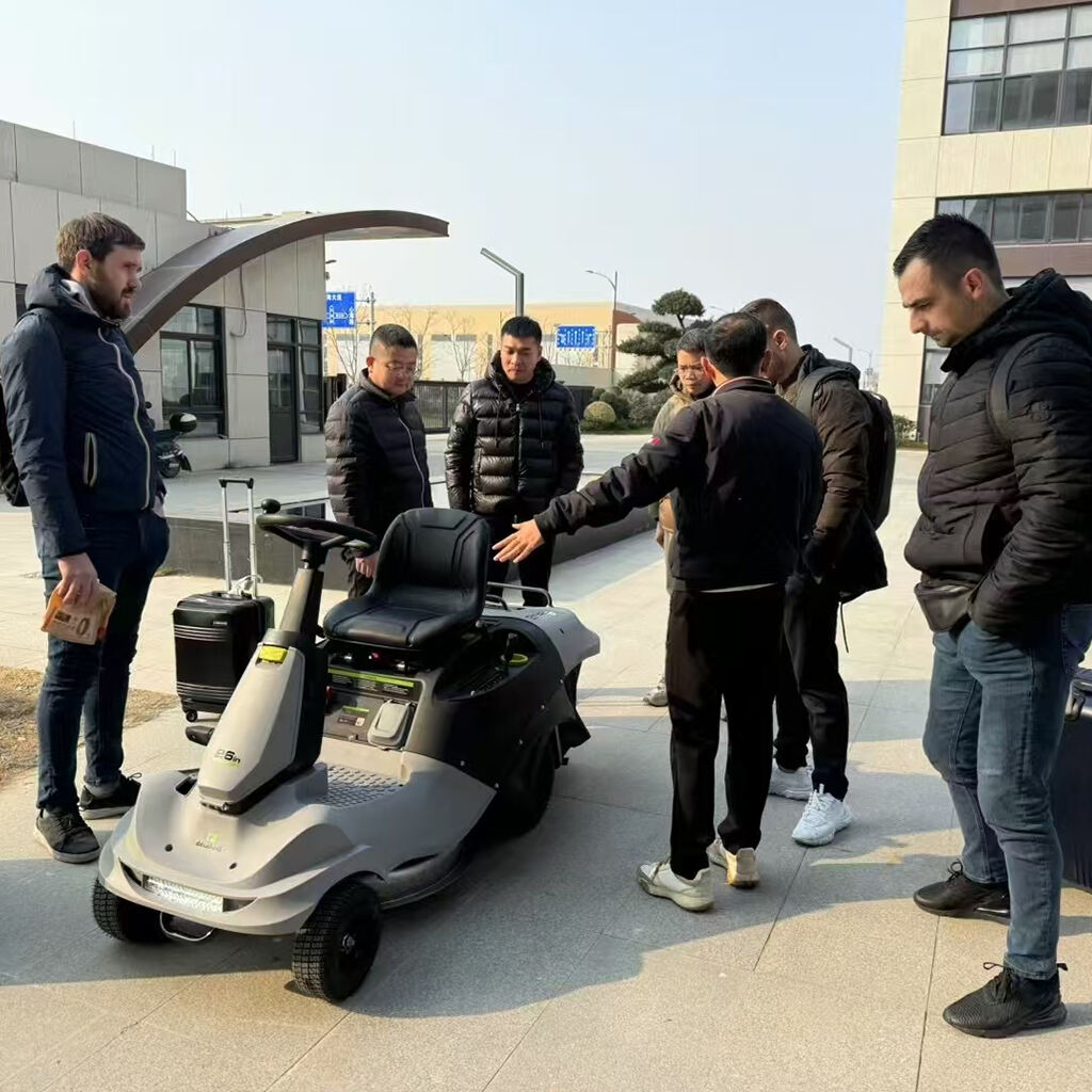 Visite client sur site : éloges pour notre force de fabrication et notre innovation en matière de tondeuses de golf