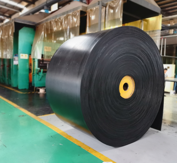 How do conveyor belts adapt to high-heat environments like metallurgy?