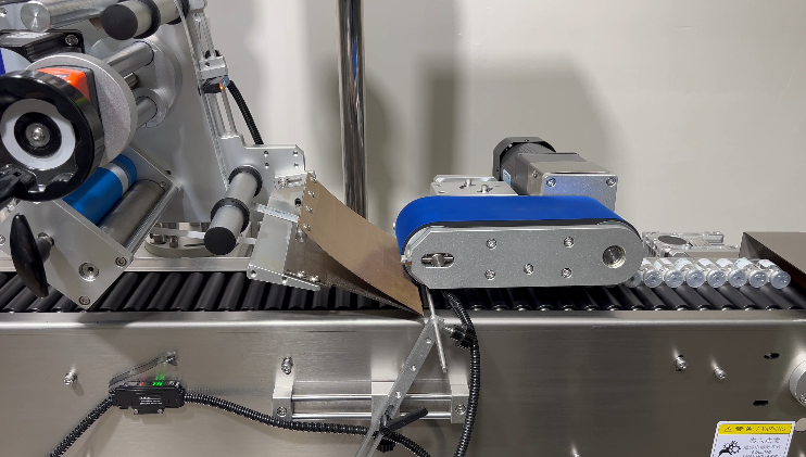 How does a horizontal automatic round bottle labeler handle fragile bottles?