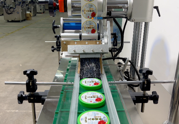 Bagaimanakah cara memilih aplikator label terbaik untuk tin minuman?