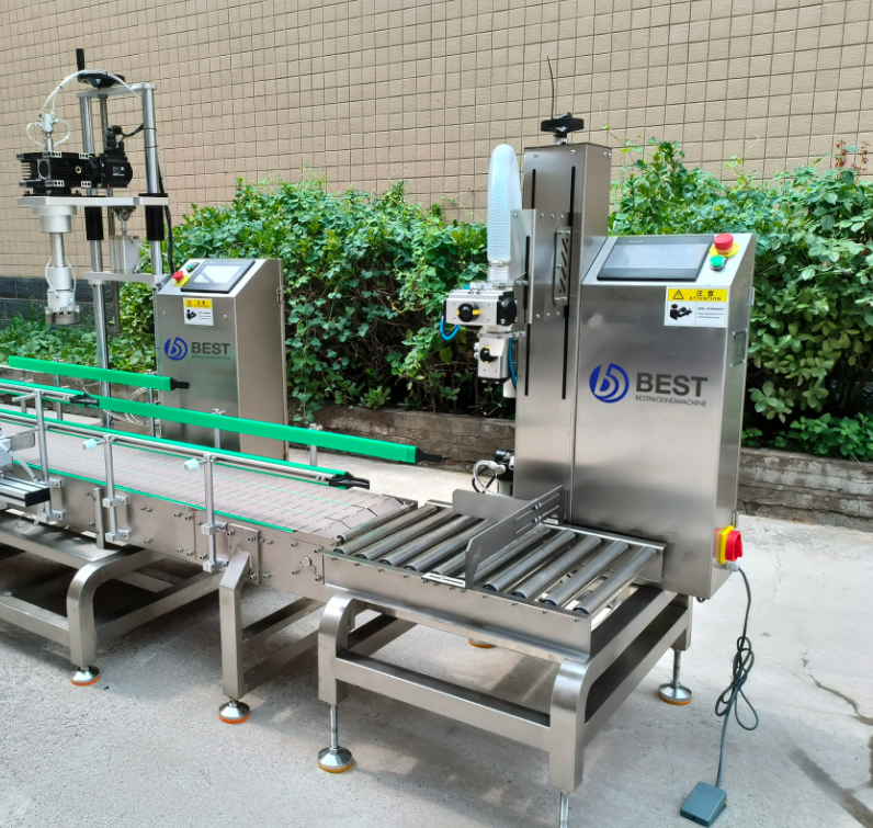 Wie synchronisiert eine inline-automatische Hochgeschwindigkeits-Verschließmaschine ihre Geschwindigkeit mit der Fördergeschwindigkeit für ein kontinuierliches Verschließen?