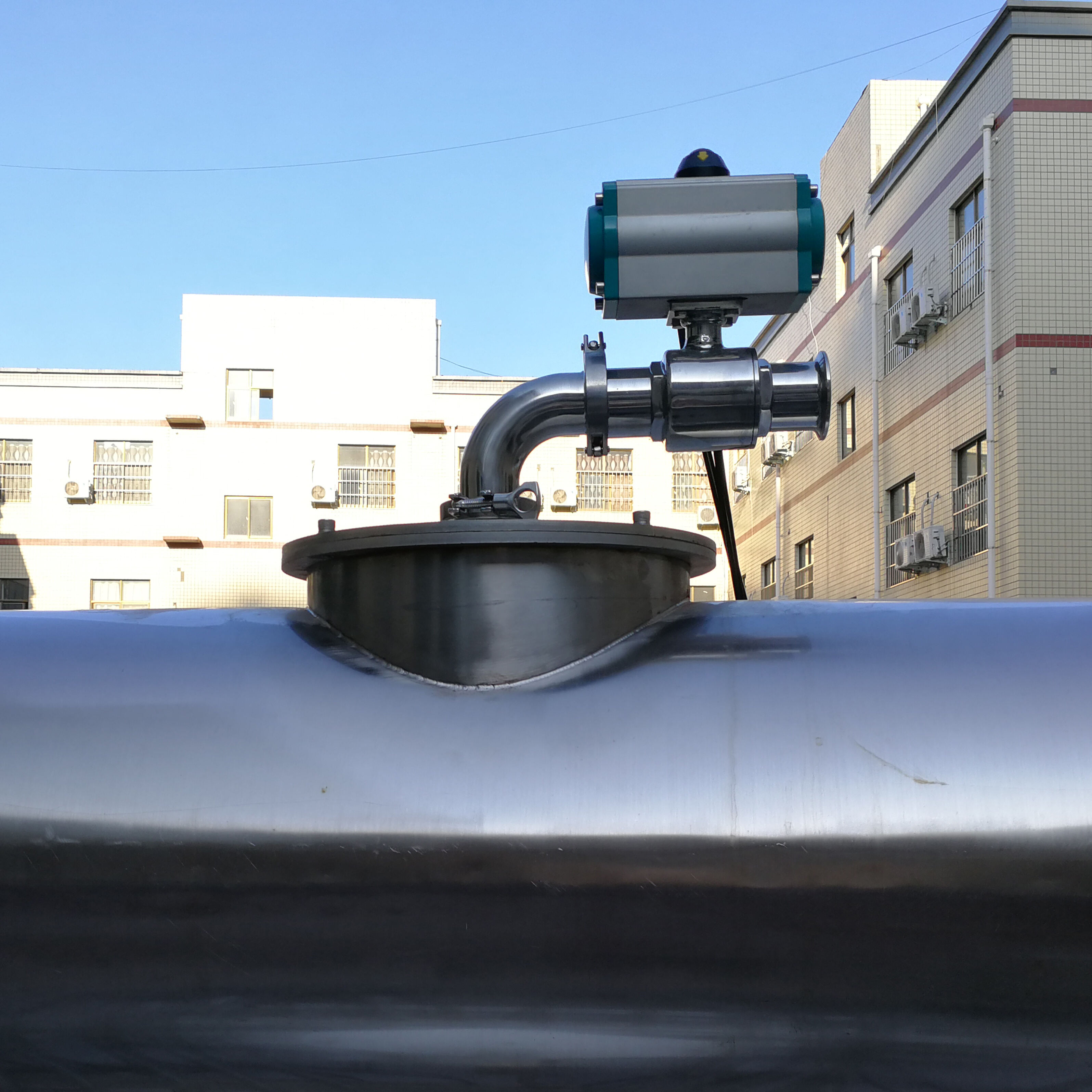 12-Head Gravity Liquid Filling Machine manufacture
