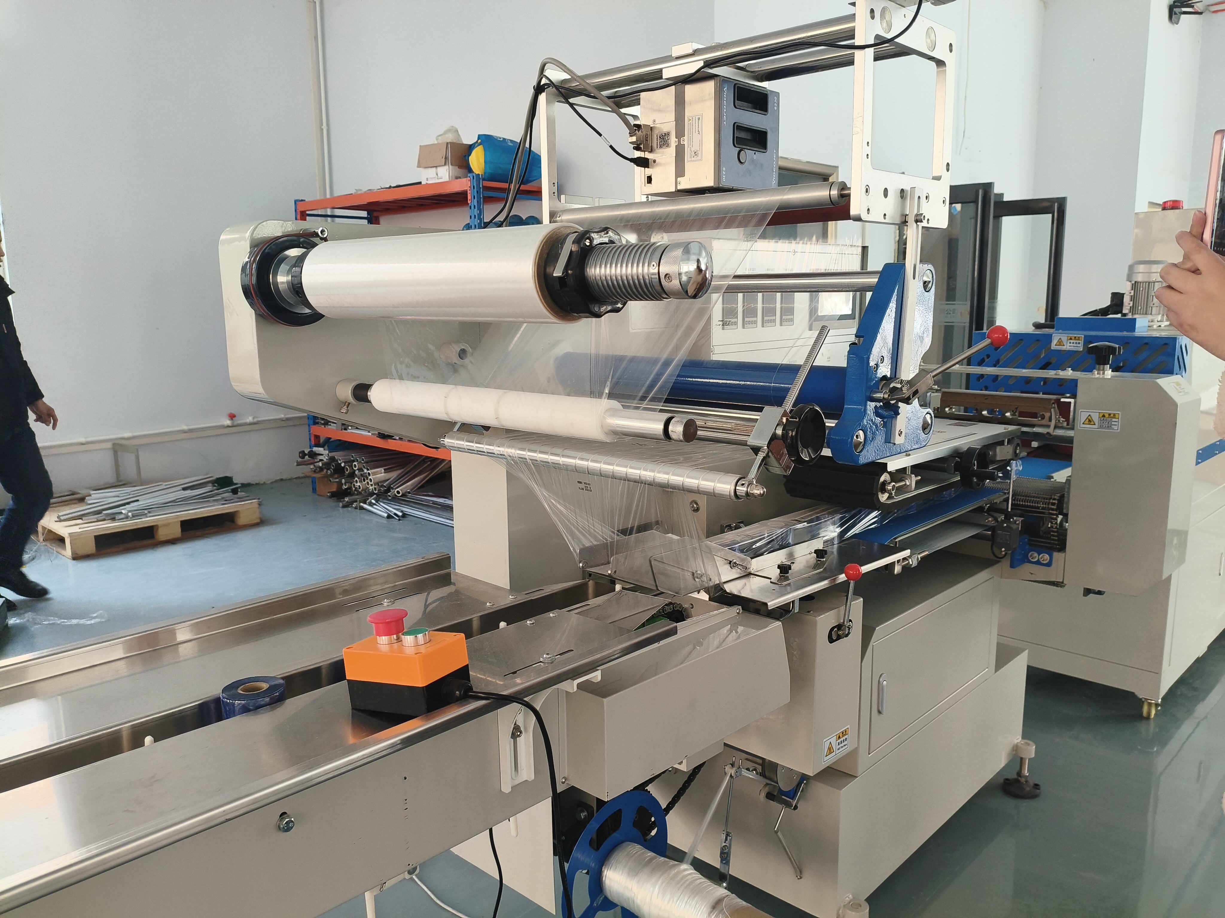 Full Servo Controlled High-Speed Heat Shrink Packing Machine