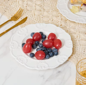 Białe talerze z dekoracją: Delikatne wzory dla nieskazitelnej elegancji