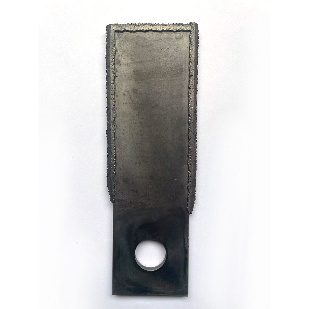 ما العوامل التصميمية التي تحدد أداء شفرة المطرقة في أنظمة التكسير؟