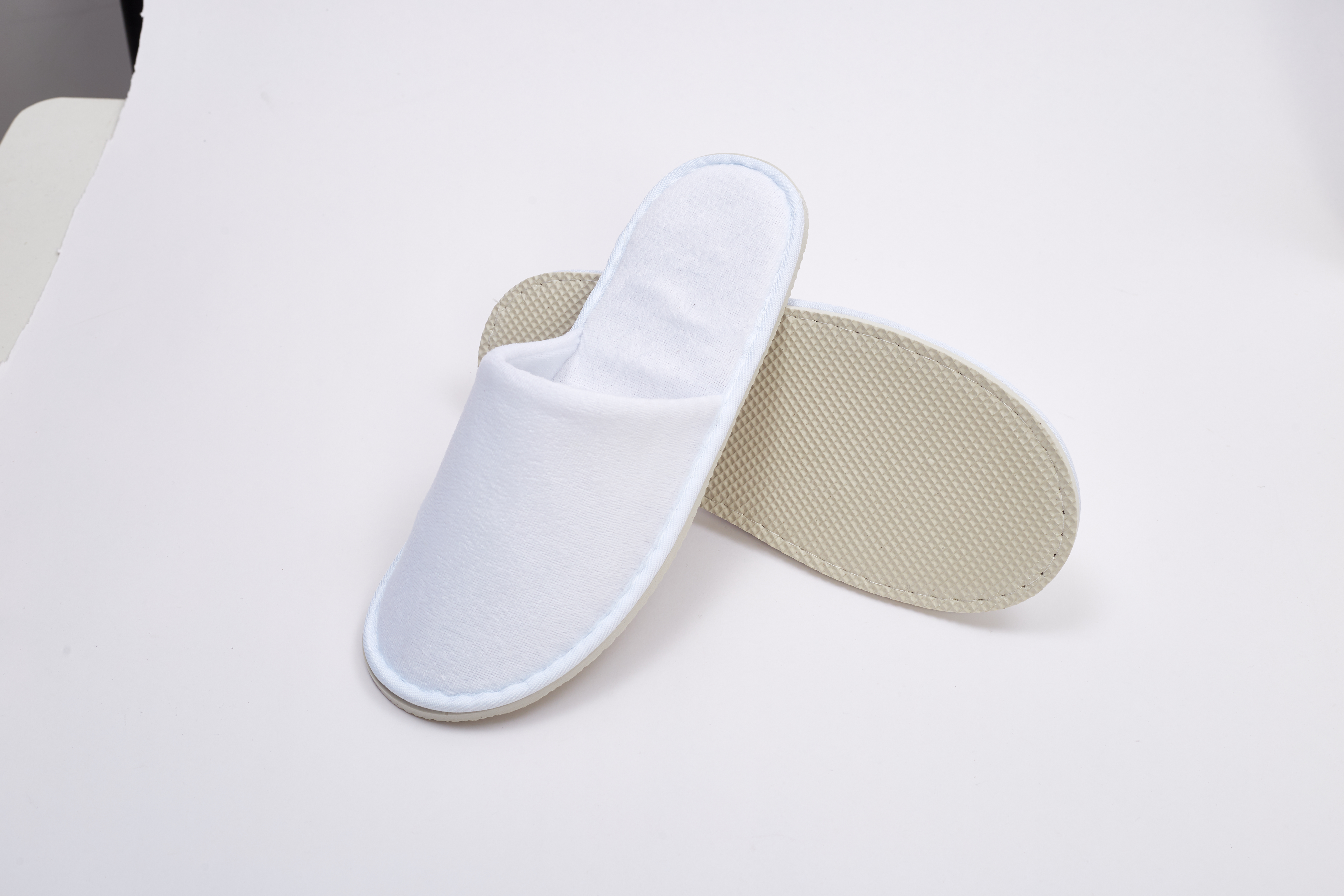 Welke materialen zorgen ervoor dat wegwerpslippers comfortabel en duurzaam zijn?