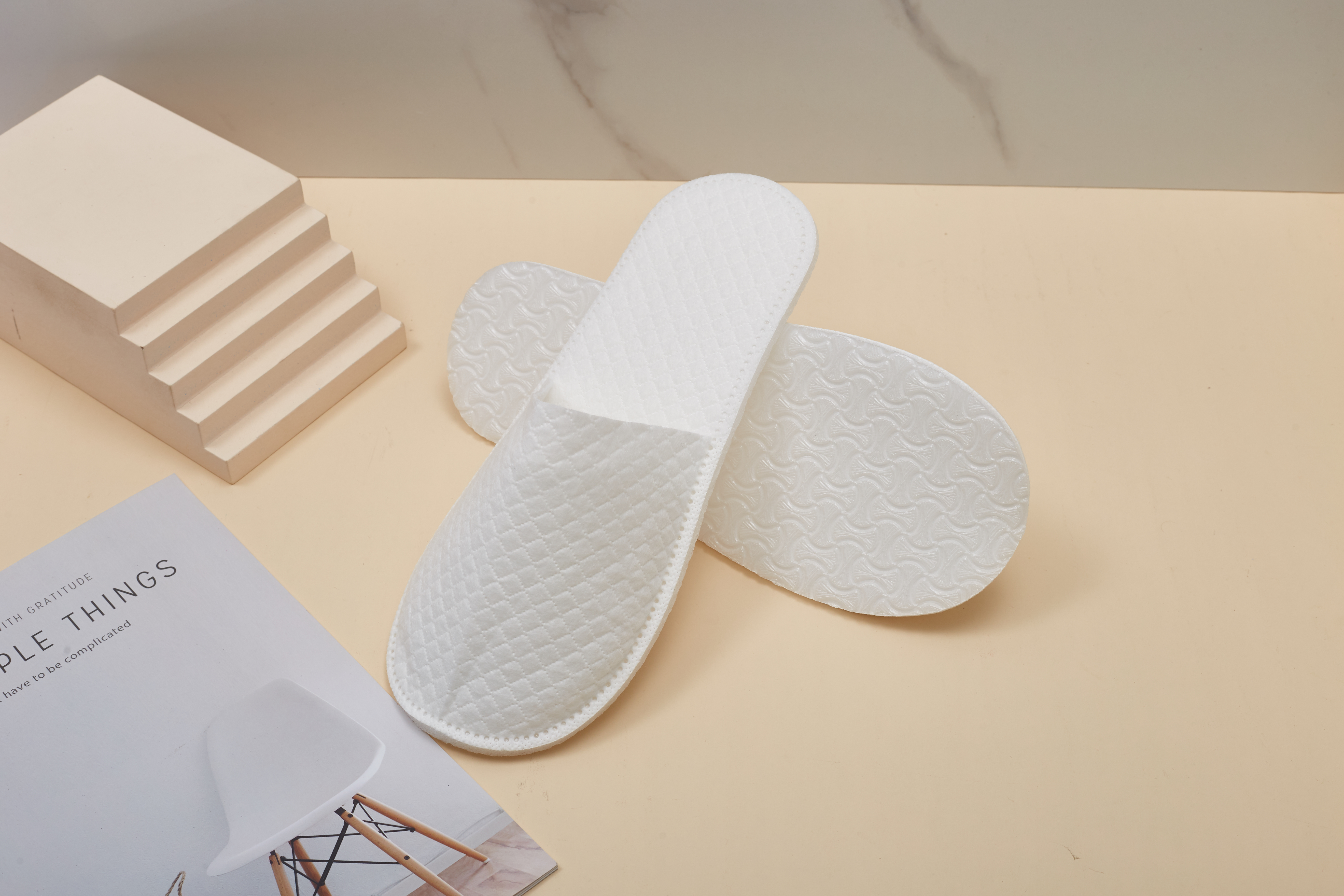 Waarom zijn biologisch afbreekbare hotelslippers de toekomst van eco-hotels?