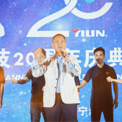Le PDG, M. River Lin, interprète une chanson chinoise intitulée A Grateful Heart lors de la célébration du 20e anniversaire de l'entreprise.