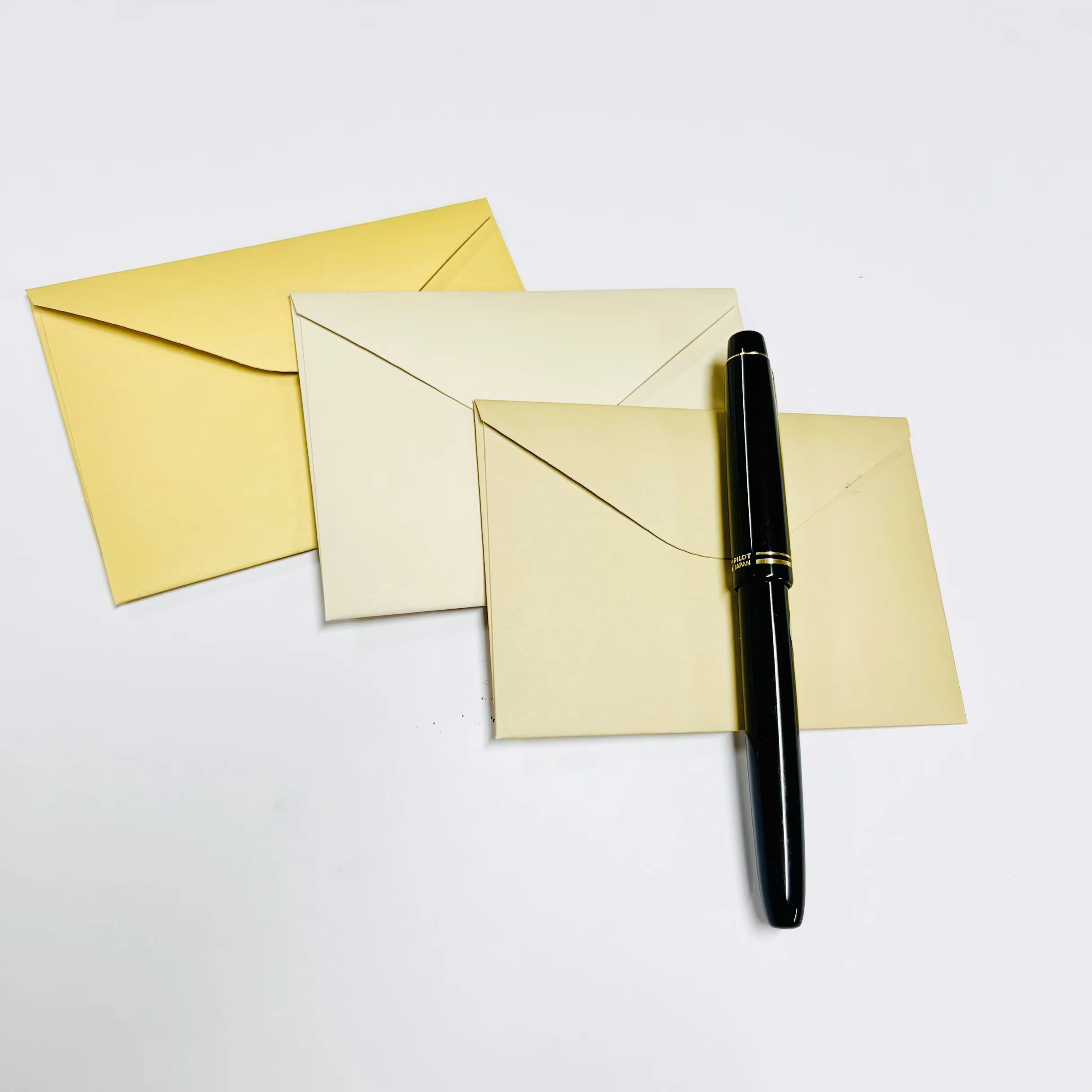 Wholesale Business Envelope Gold Foil Kraft with Pearl Paper Cardboard Paperboard Paper Coated Paper for Professional Use factory