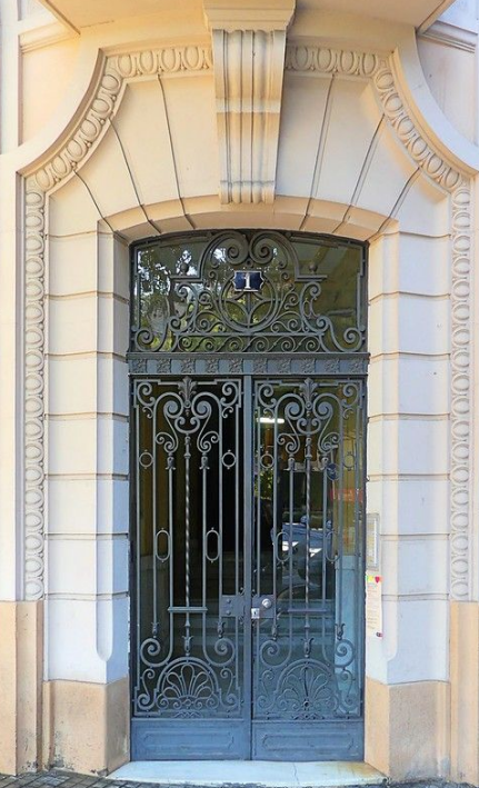 أي الأسئلة التي يجب طرحها عند توظيف مورد لأسوار حديدية يدوية الصنع