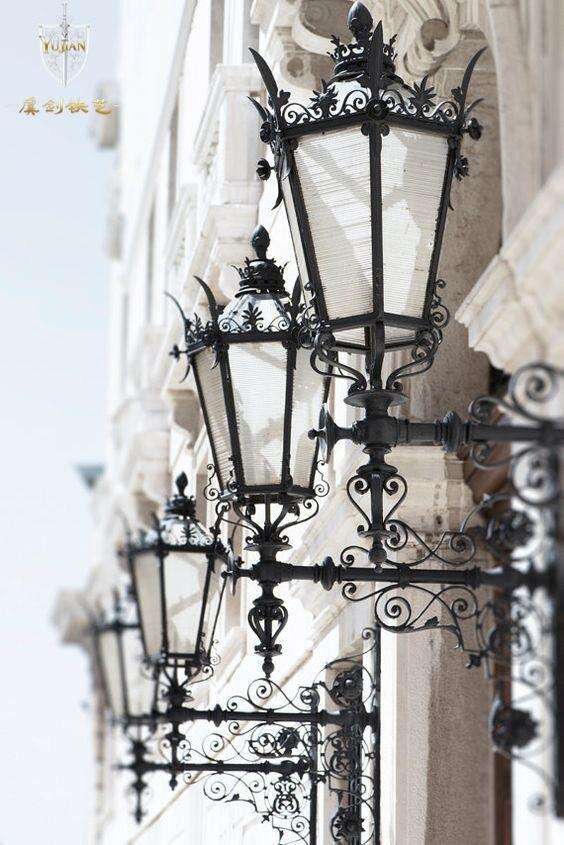 Ironwork Design on the Streets of Paris2.jpg