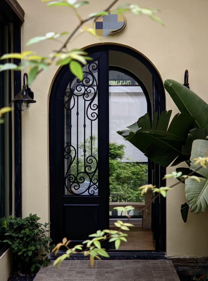 Ironwork: Simple yet not simple, let's appreciate its beauty through a doorstep