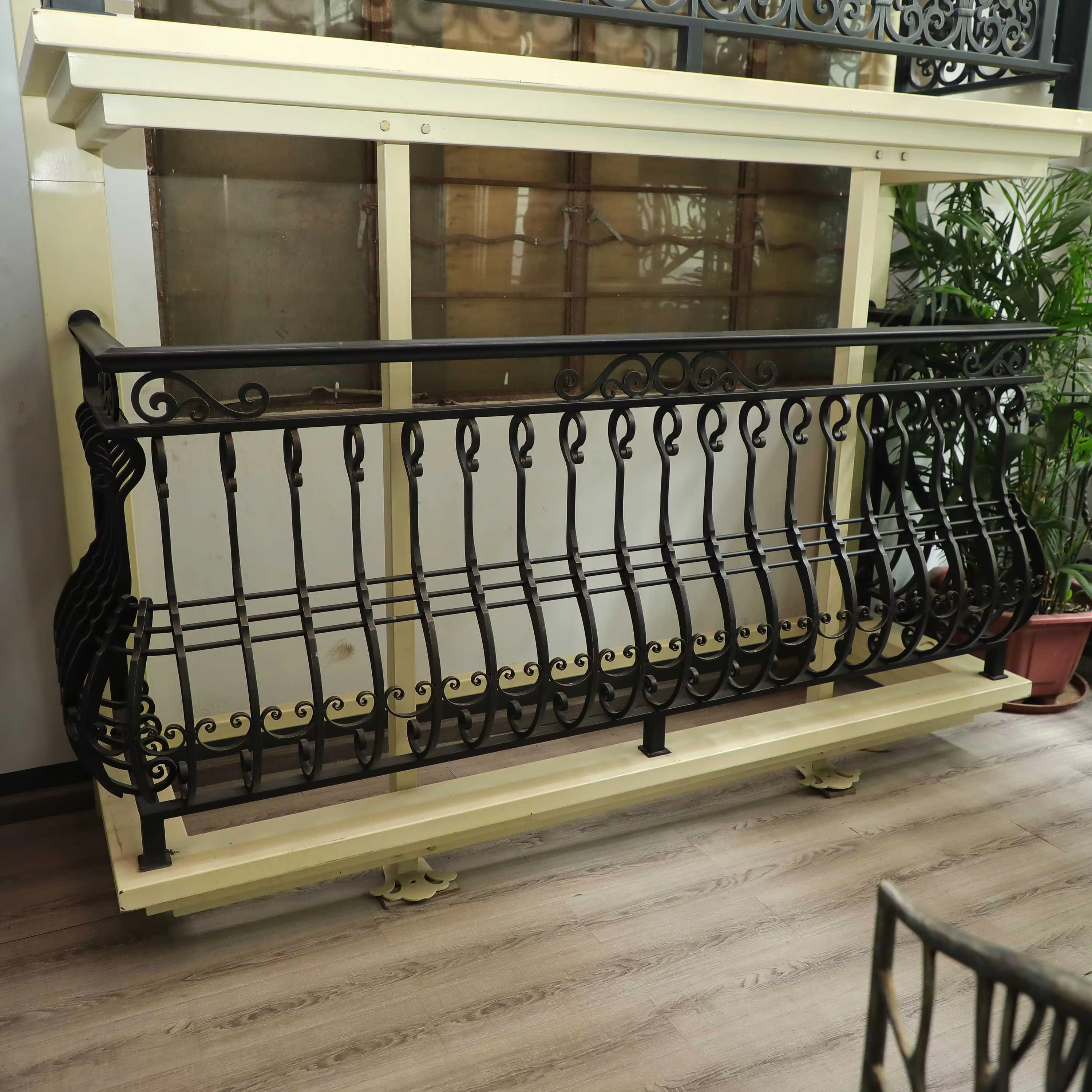 High Quality Good Price Spring Loaded Flexible Movement Printed Holographic Decorated Visual Spectacular Iron Staircase Railing manufacture