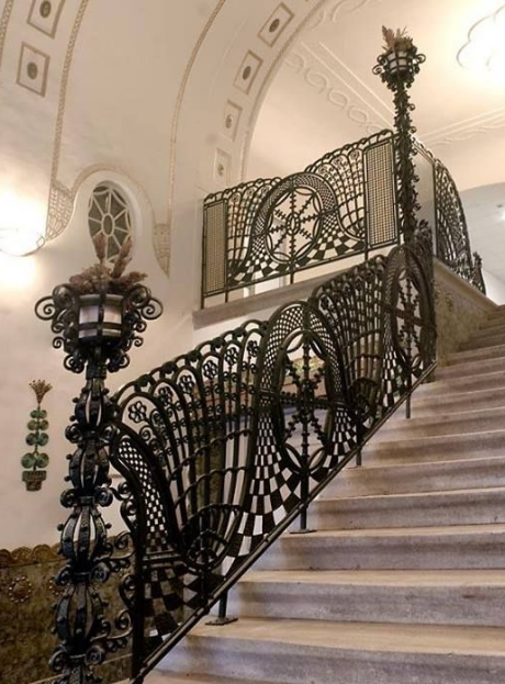 What Security Features to Prioritize in Custom Iron Security Fencing
