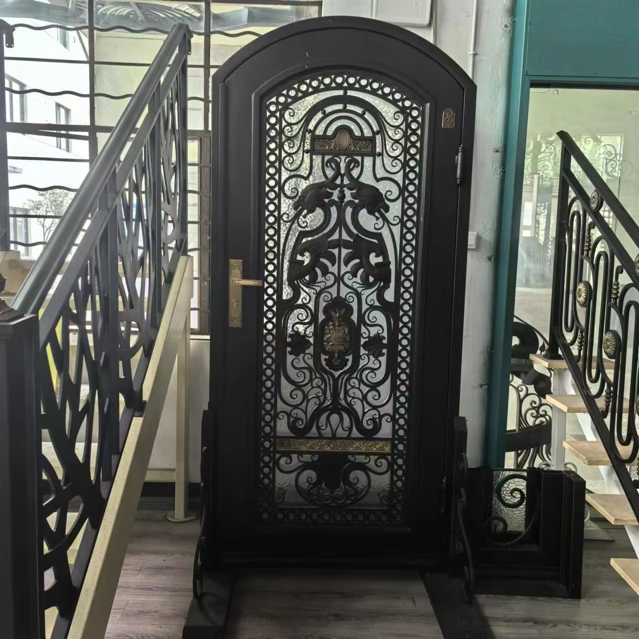 Pintu Masuk Besi Bergaya Trendi dan Modern untuk Rumah Masa Kini