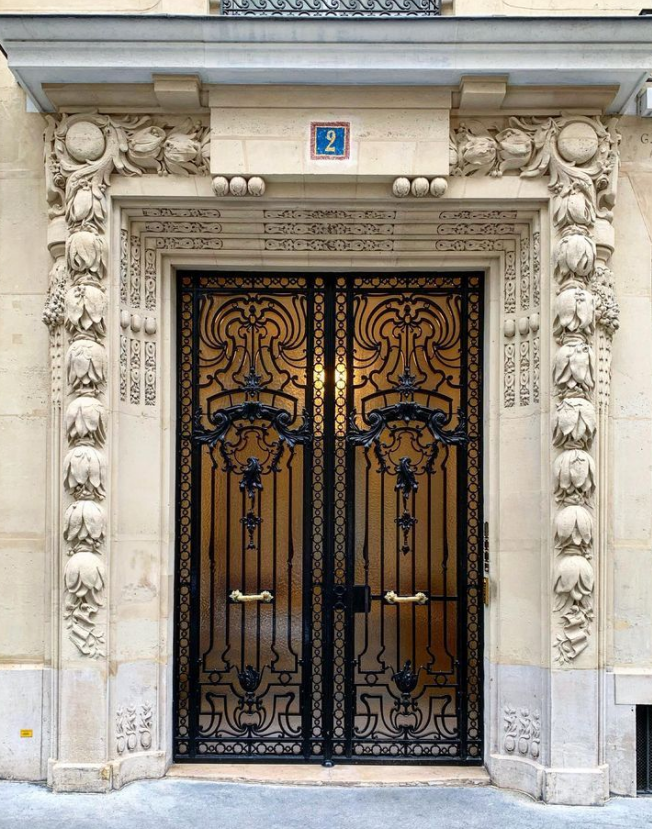 लोहे के प्रवेश द्वार की रखरखाव आवश्यकता कितनी कम है?