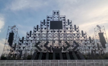 โครงสร้างเหล็กและเวทีแบบชั้นสำหรับเทศกาลดนตรีกลางแจ้งขนาดใหญ่ในแทนซาเนีย