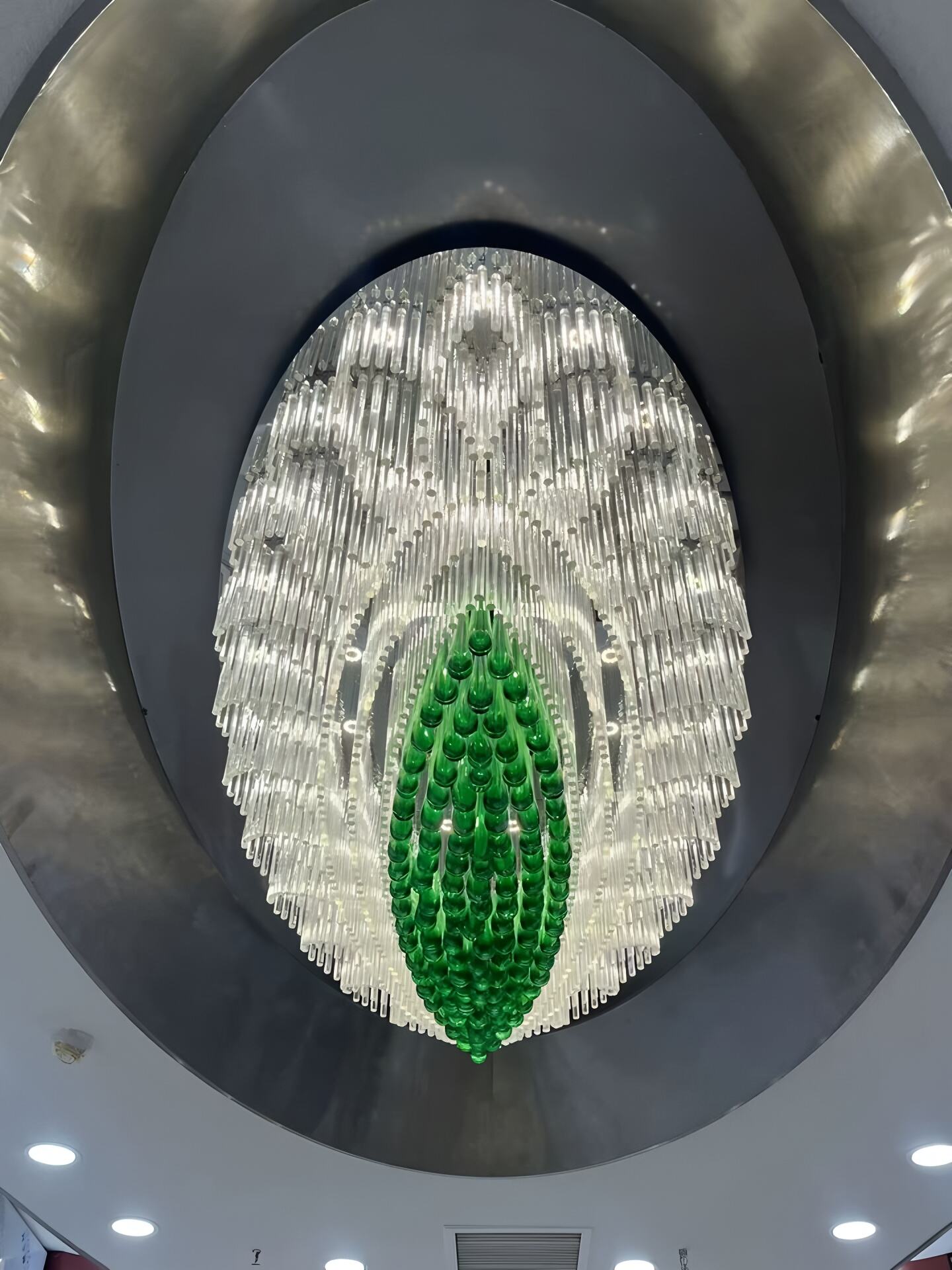 Luminária de Teto em Formato Oval com Tubo de Vidro Cristalino - Design Artístico com Acentos em Cristal Verde, Fonte de Luz LED, para Iluminação de Lobby de Hotel de Luxo, Salão de Festas e Residências de Alto Padrão