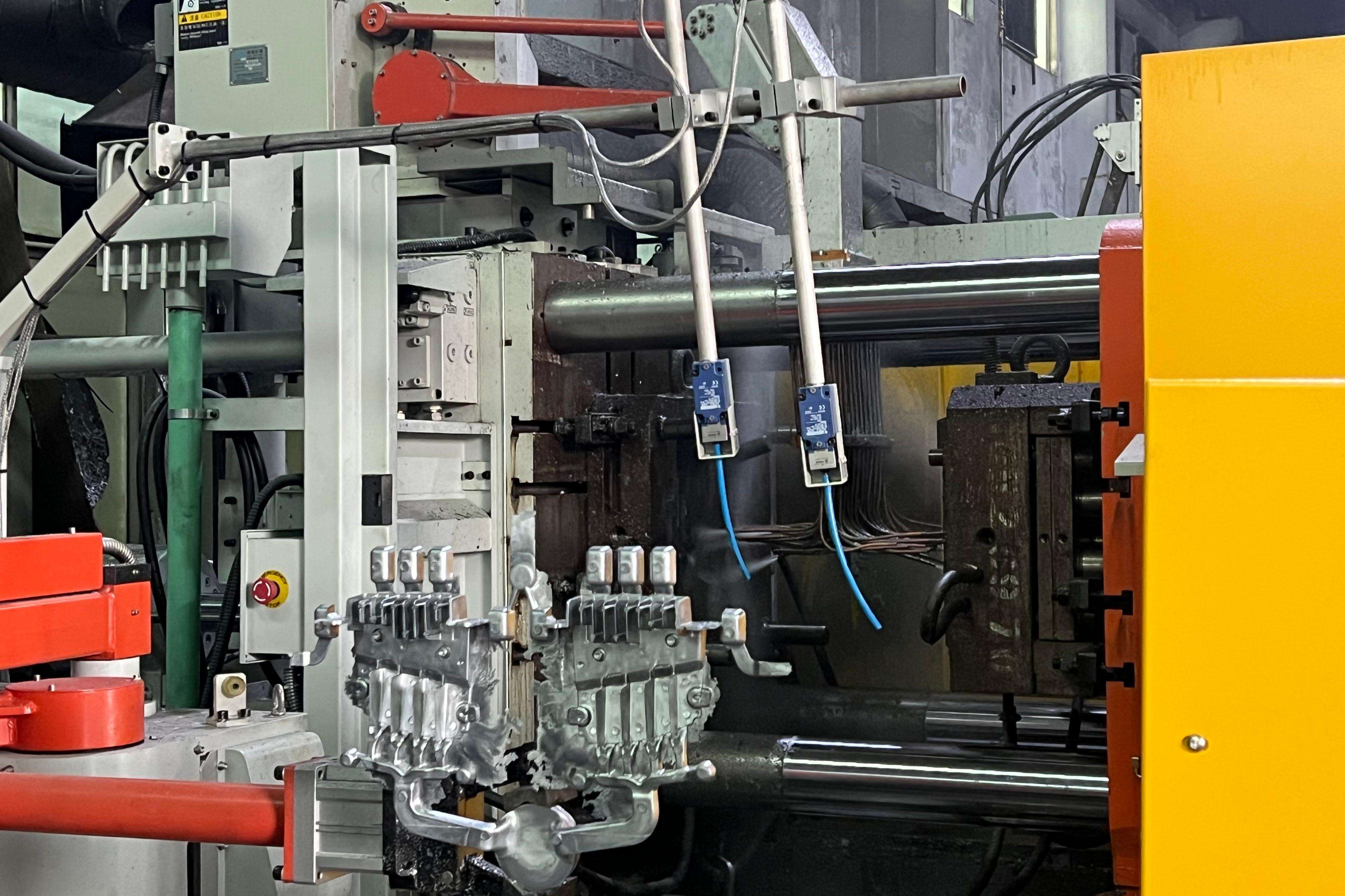 Aluminum die casting process flow from die preheating to ejection and inspection