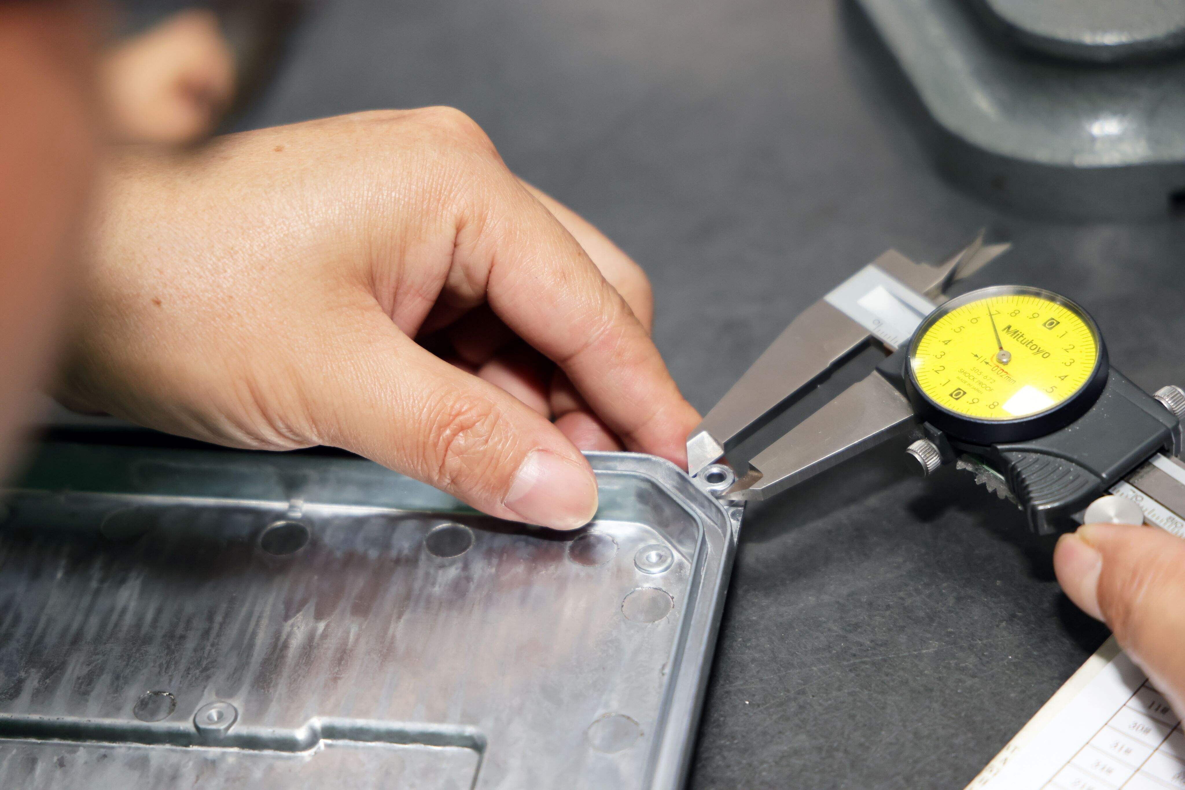 Die casting production system with real-time precision control for quality consistency