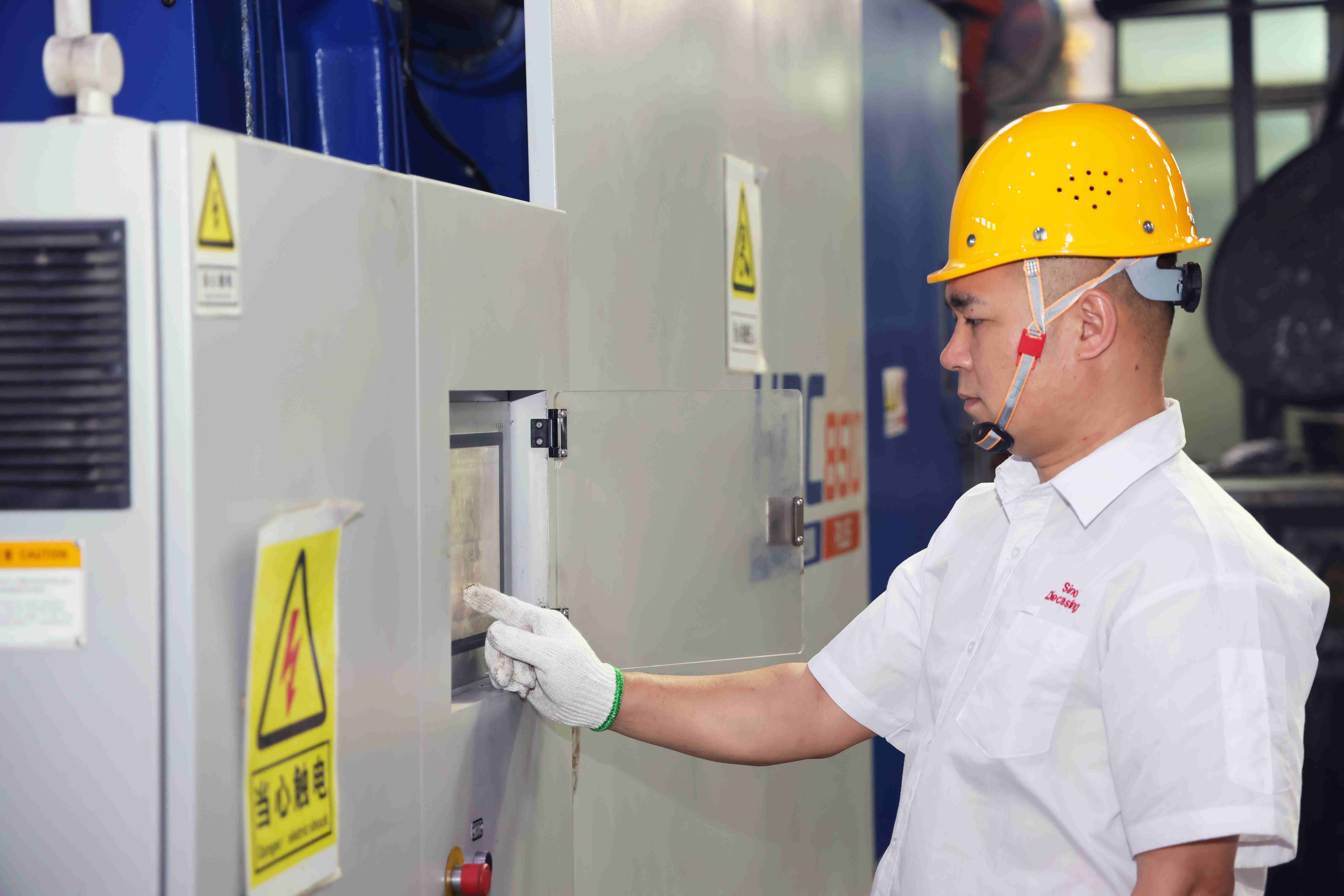 Monitoring aluminum die casting injection pressure and speed for defect reduction