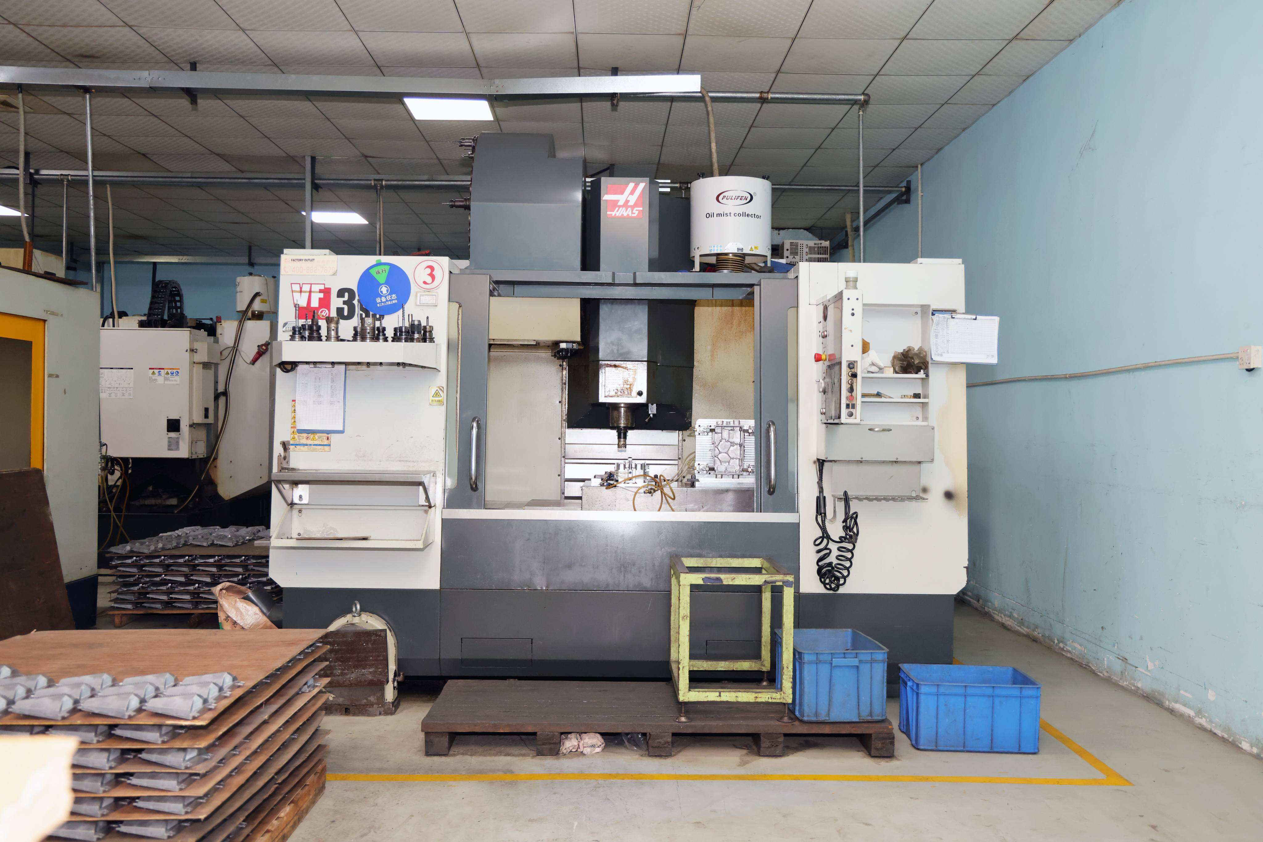 Comparison between CNC machining and manual machining for tolerance consistency