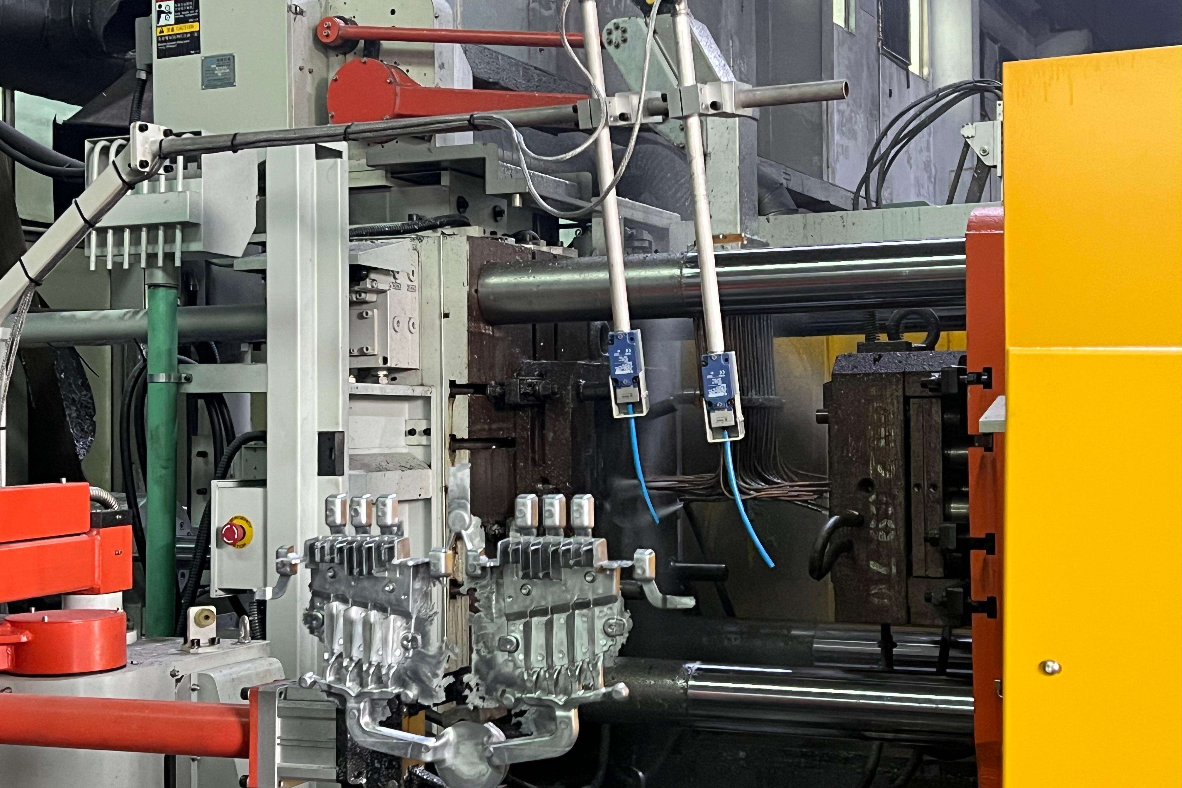 Automated robotic cell handling aluminum die casting processes in factory