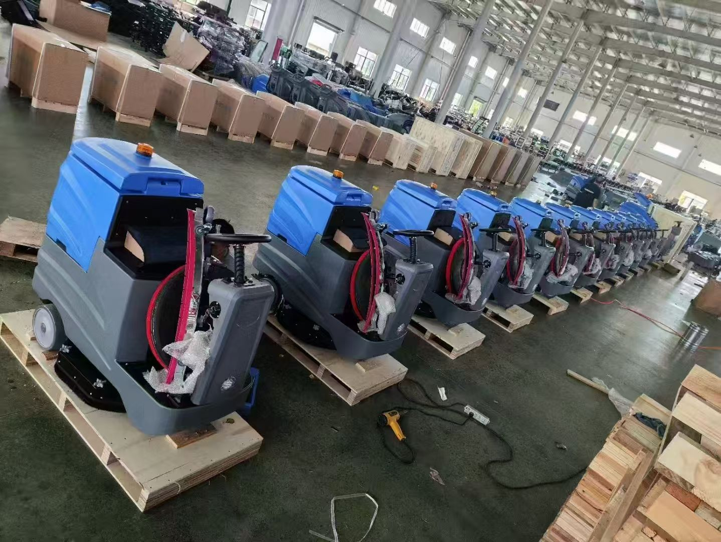 How Do Ride On Floor Scrubbers Improve Large Area Cleaning