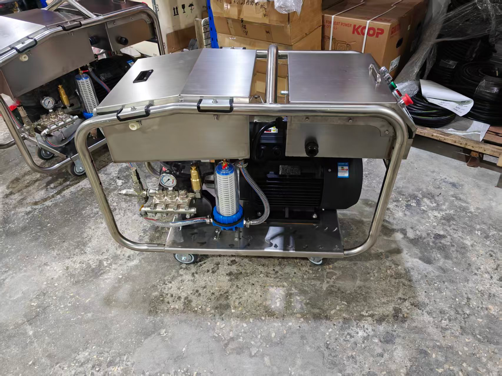 What factors affect the cleaning efficiency of high pressure washers?