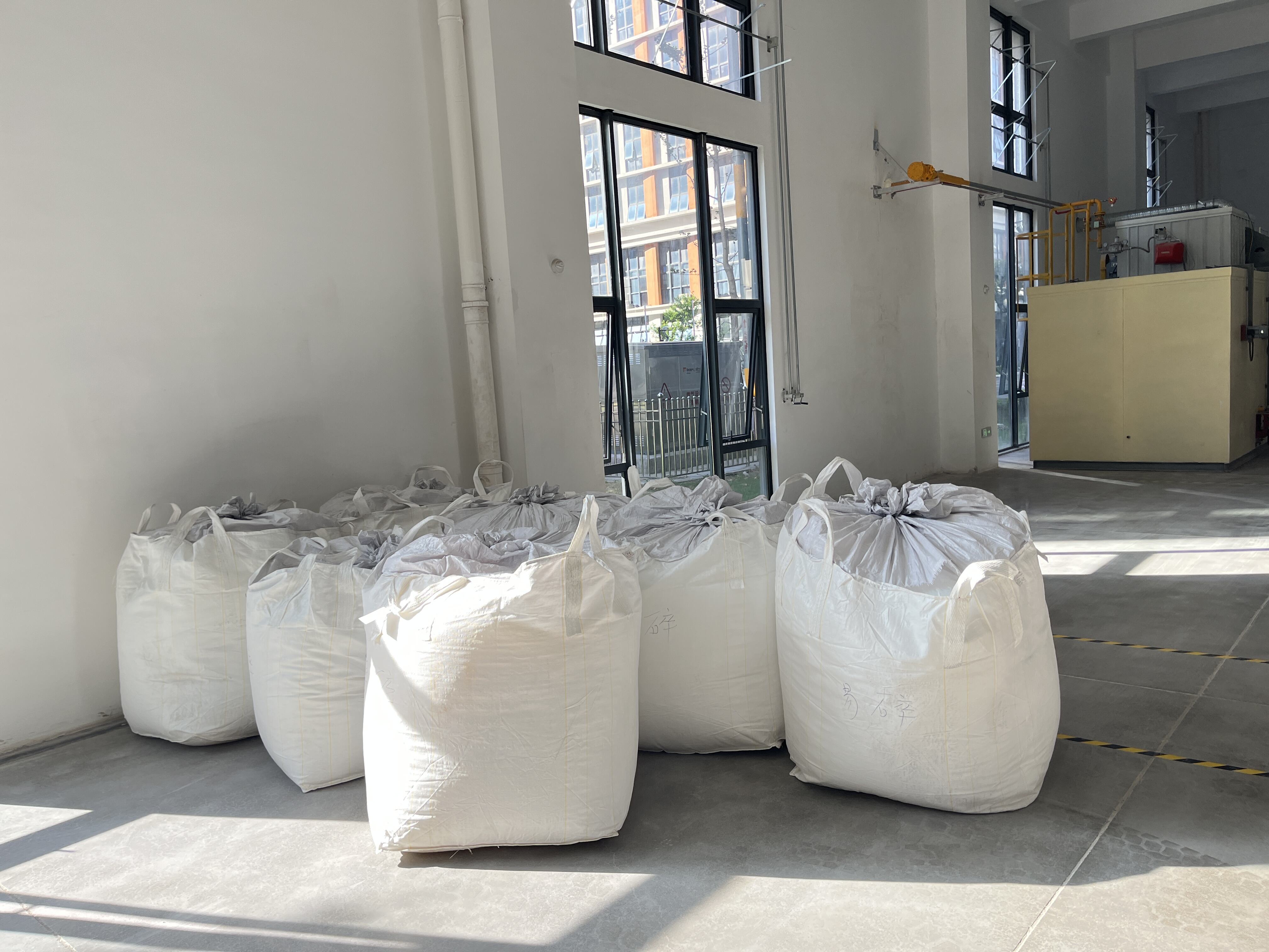 What are the common uses of hydrophobic aerogel powder in industry?