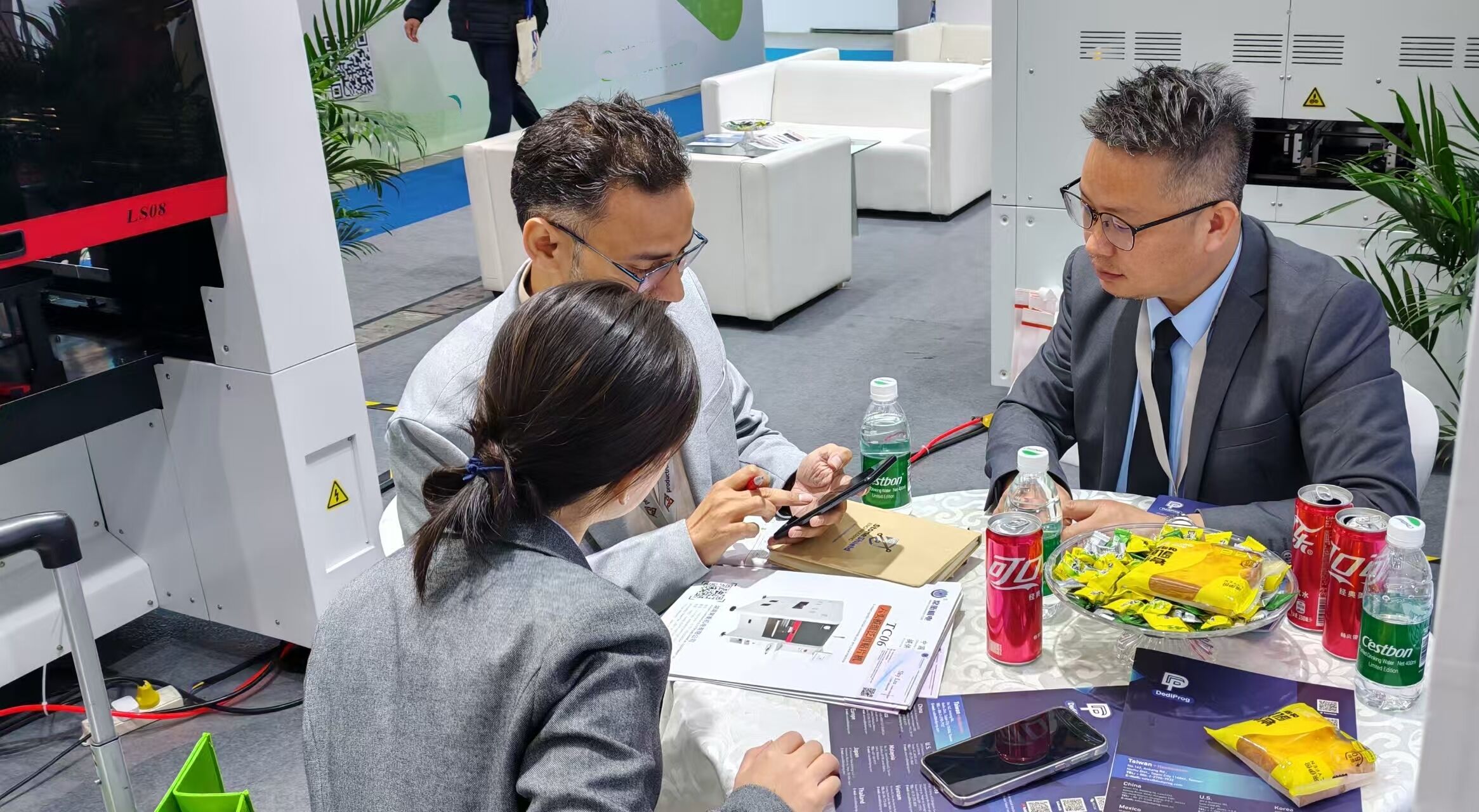 Discuss agency with exhibition customers