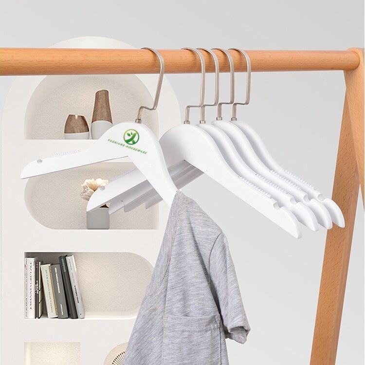 Custom 2023 Novelty Hook Type White Traditional Classic Wooden Hangers for Closet Bathroom Clothes Specialty Stores Display