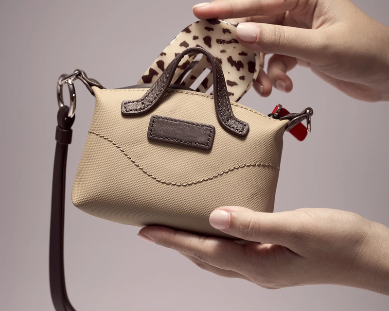 Kadınlar İçin Mini Anahtarlık Çanta – Bej PU Deri Küçük Pusula, Leopar Desenli Döşeme ile, Ayarlanabilir Kayışlı ve Üst Saplamalı Kompakt Çapraz Tip