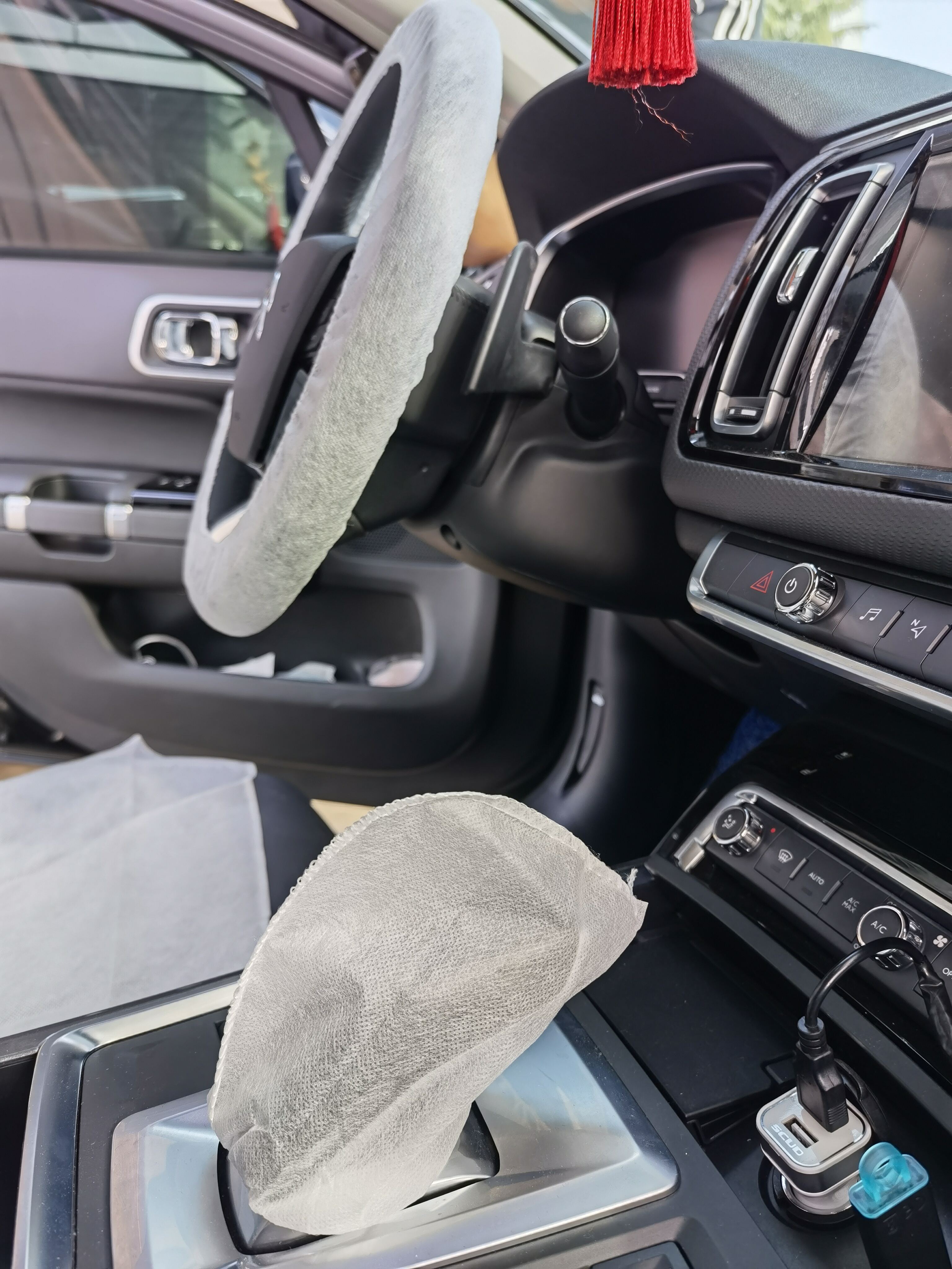 How to put on disposable gear knob cover correctly?