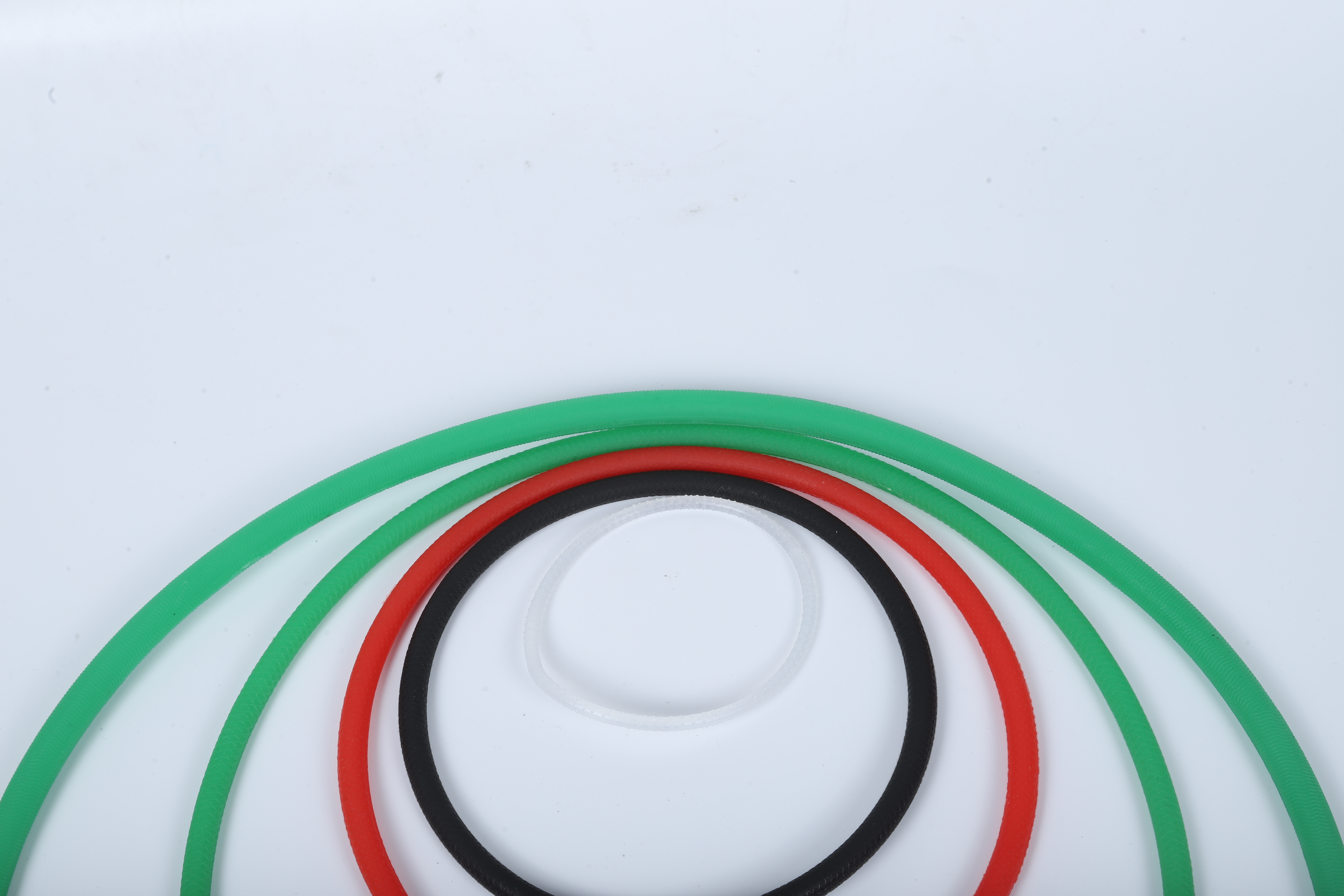 Quels sont les avantages des courroies rondes à haute élasticité dans la transmission de puissance ?