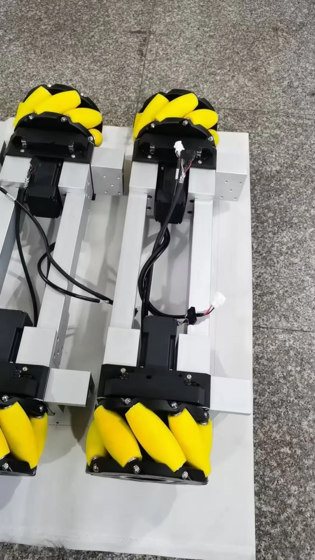 ما هي الفوائد الرئيسية لاستخدام بكرات مطاطية مخصصة في المصانع؟