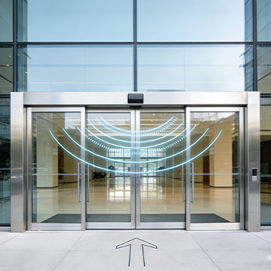 Guía esencial para arquitectos: ¿cómo elegir la puerta automática perfecta para su proyecto comercial?