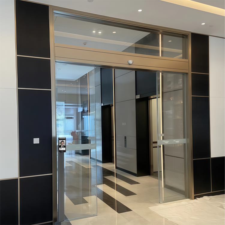 نظام تحكم آلي في الدخول عبر الباب المنزلق الآلي باستخدام التعرف على الوجه الحيوي، مع إمكانية استخدام البطاقة أيضًا