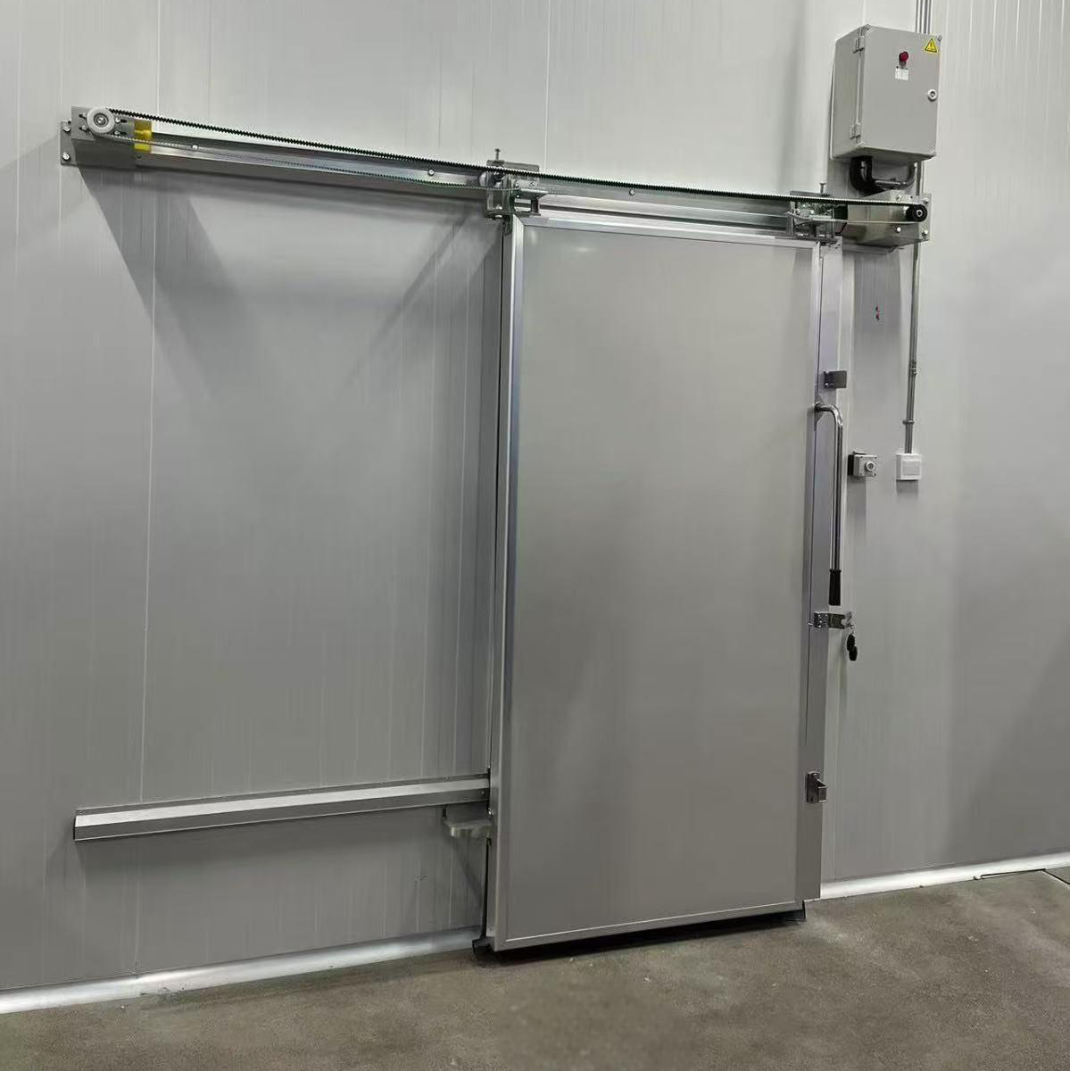 OUTUS Yüksek Performanslı Soğuk Oda Kapı Sistemi | Hızlı Açılış, Zorlu ABD Pazarı İçin Darbeye Dirençli