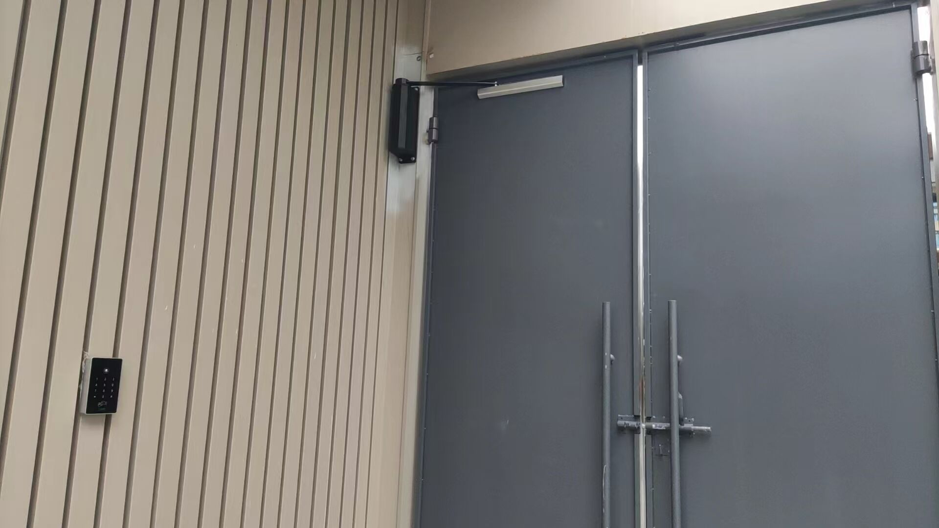 Smooth Side-Mounted Door Opener Operation Demonstration | Intelligent Access for More Convenient Access