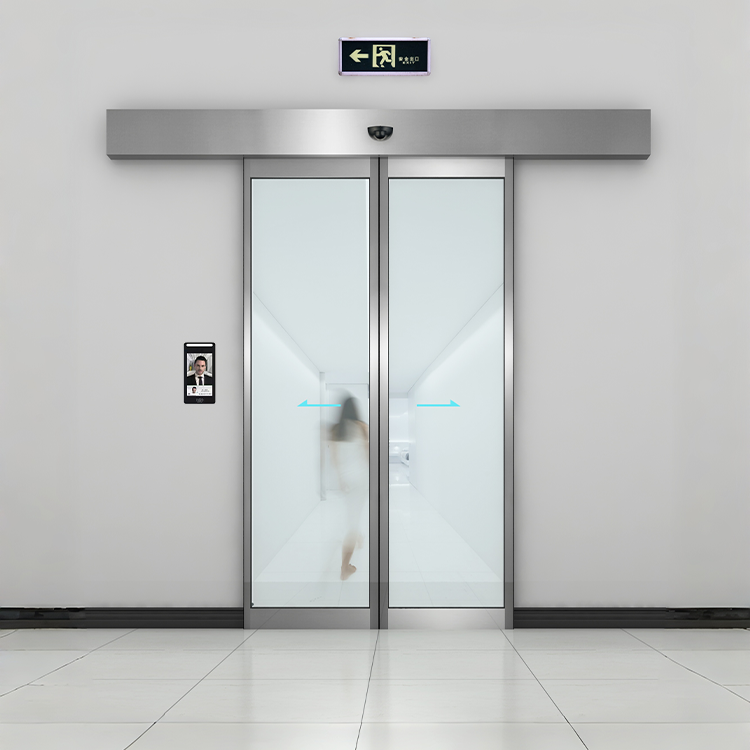 نظام تحكم آلي في الدخول عبر الباب المنزلق الآلي باستخدام التعرف على الوجه الحيوي، مع إمكانية استخدام البطاقة أيضًا