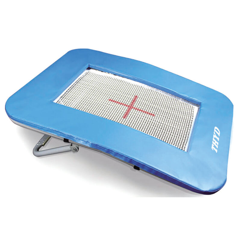 Trampoline en forme de tremplin pour sauts professionnels