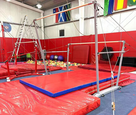 Les barres de gymnastique sont utilisées dans un club de gymnastique et un centre de gymnastique
