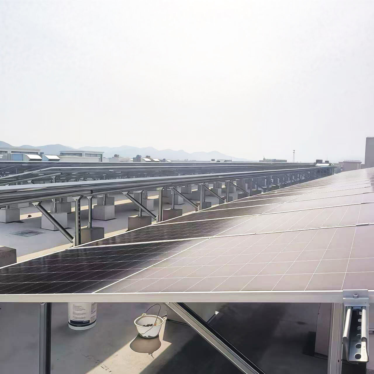 Supports solaires pour toits en béton : installation sans souci, résistance au vent et aux pressions, favorisant une production d'énergie efficace