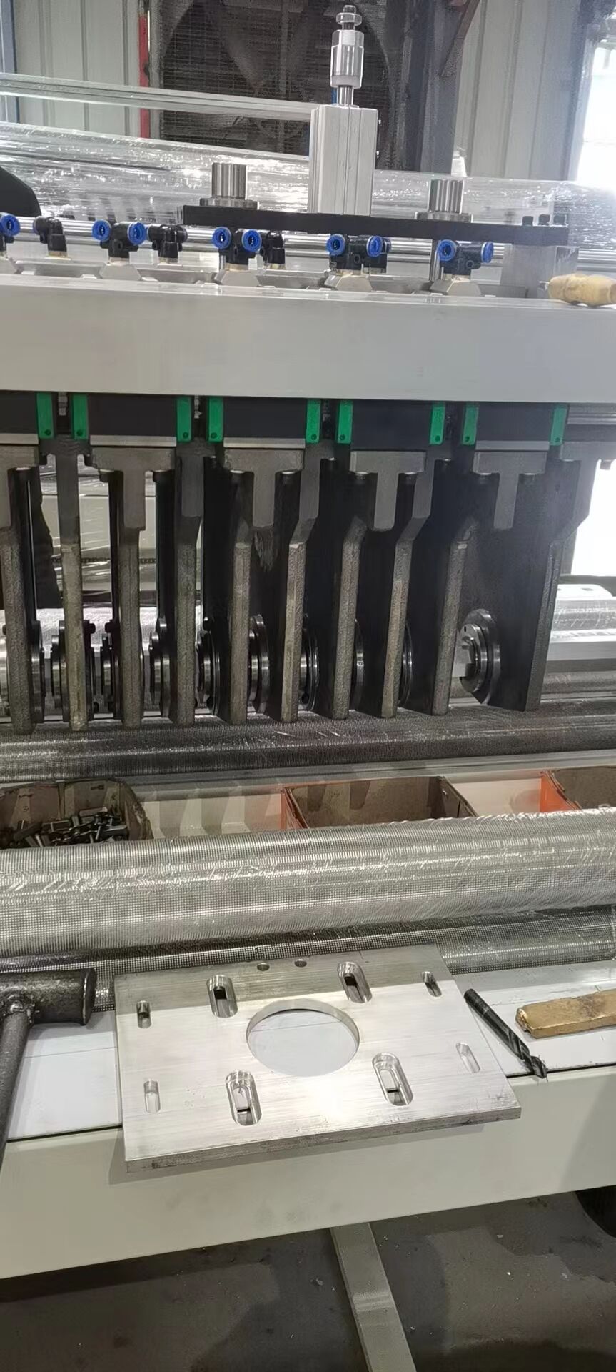 Ingénieurs travaillant ensemble depuis 2022 : Fabrication en série du porte-couteau circulaire B Boost améliore l'efficacité du matériel