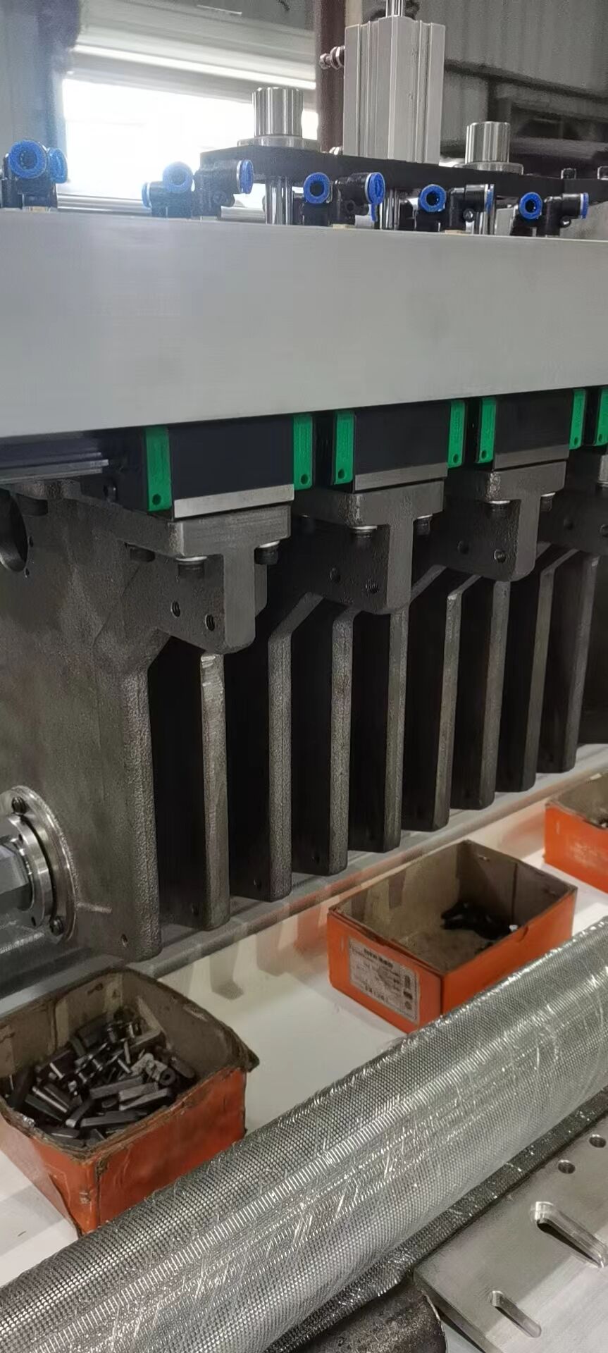 Ingénieurs travaillant ensemble depuis 2022 : Fabrication en série du porte-couteau circulaire B Boost améliore l'efficacité du matériel